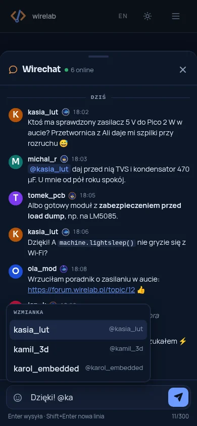 Ten sam panel na telefonie w ciemnym motywie, z podpowiedziami wzmianek